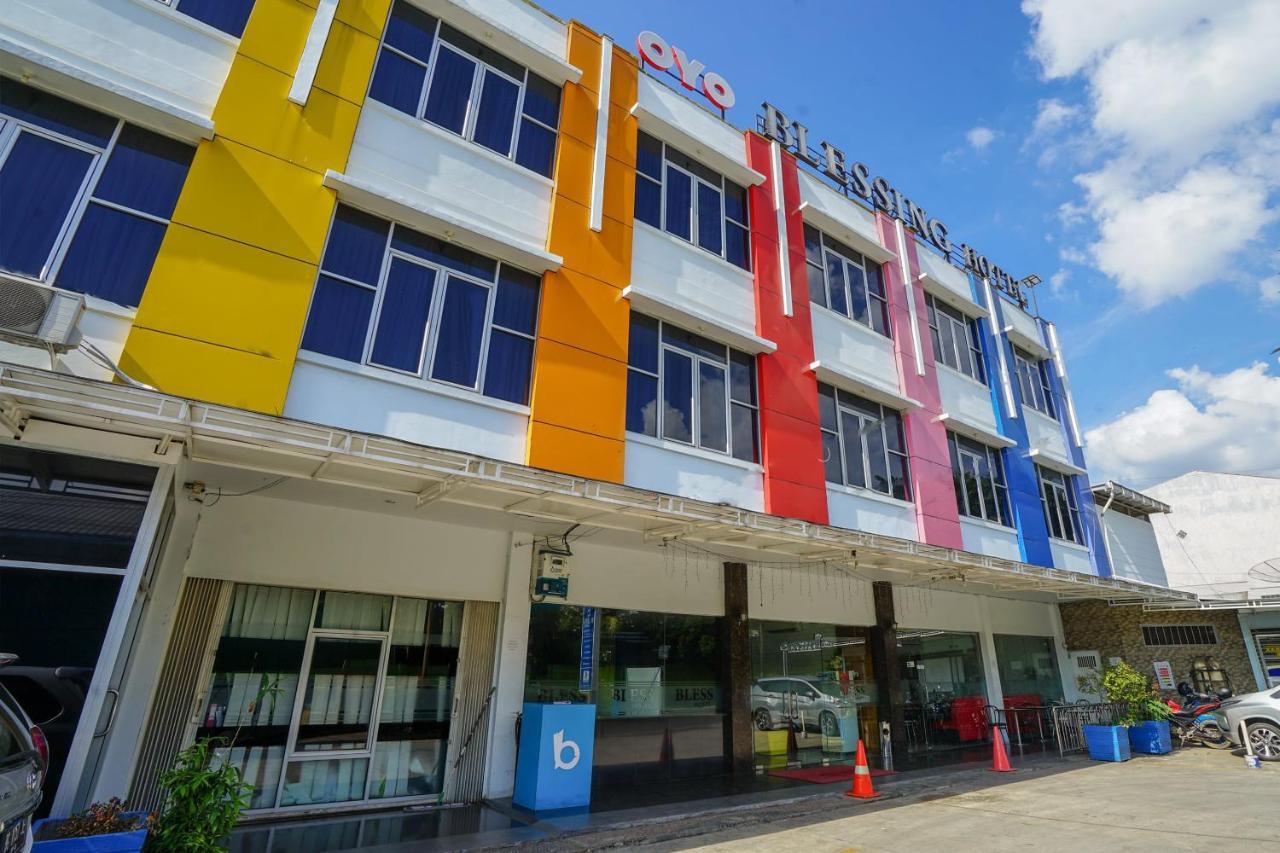 Oyo 575 Blessing Hotel Palembang Exterior photo