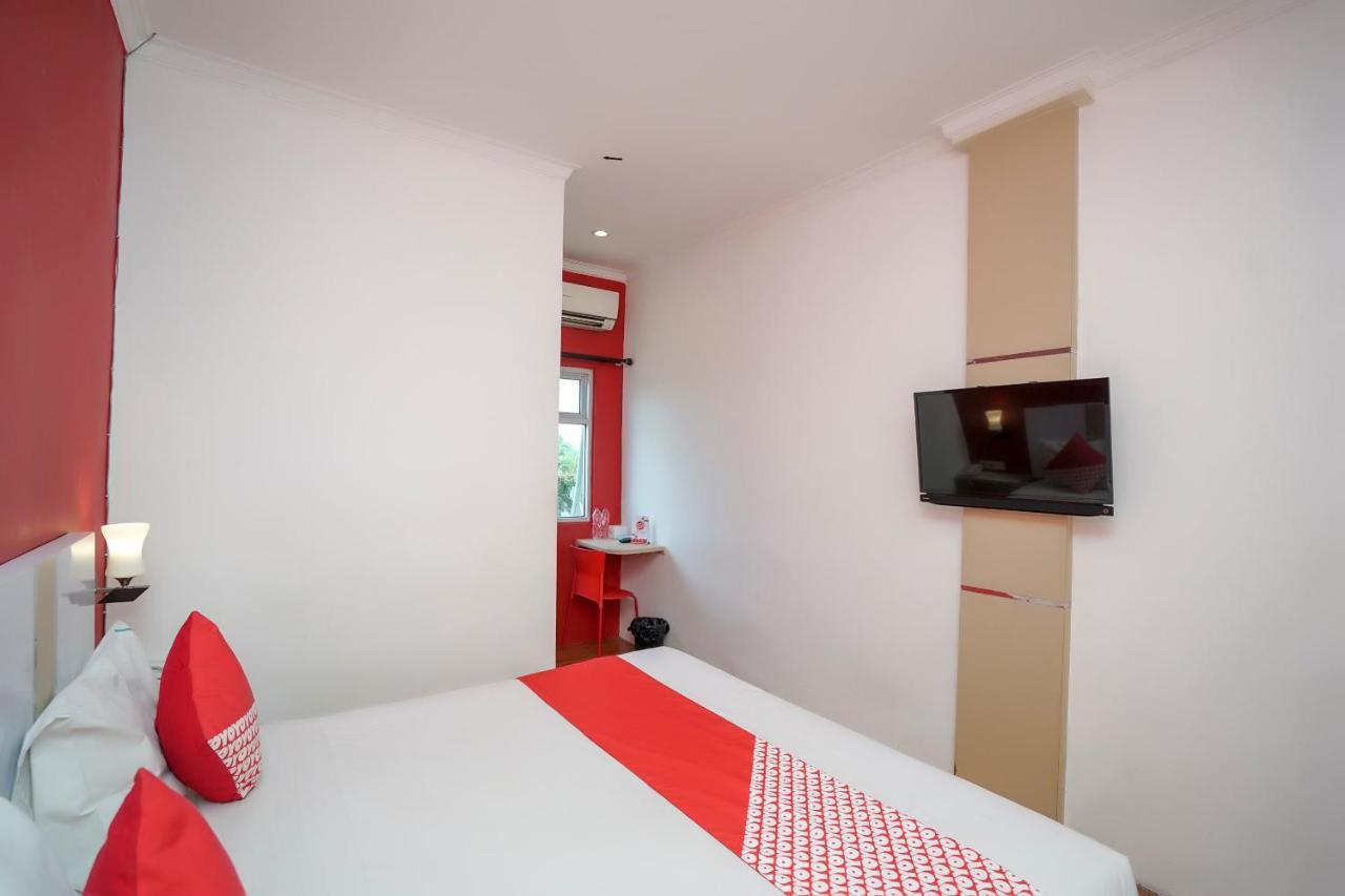 Oyo 575 Blessing Hotel Palembang Exterior photo