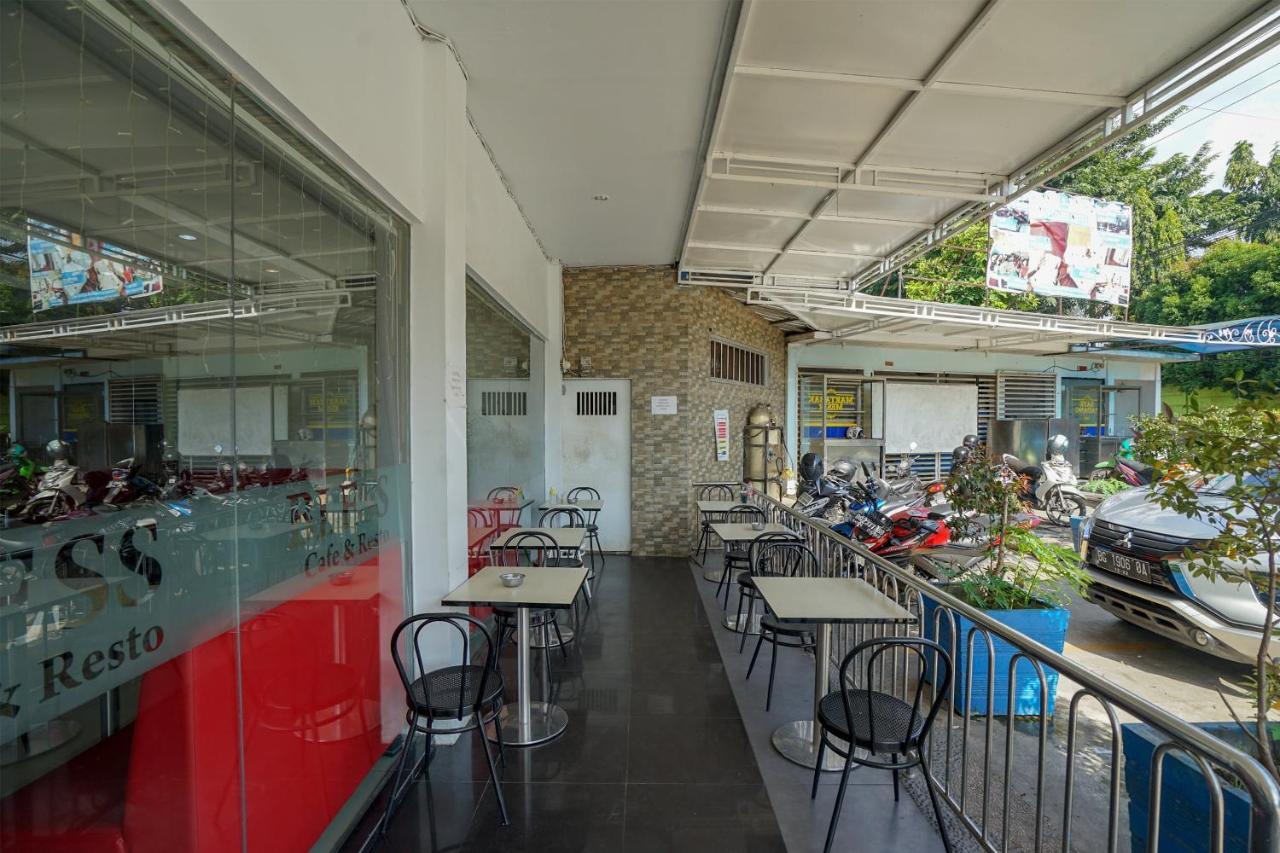 Oyo 575 Blessing Hotel Palembang Exterior photo