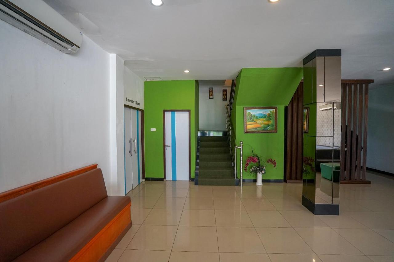 Oyo 575 Blessing Hotel Palembang Exterior photo