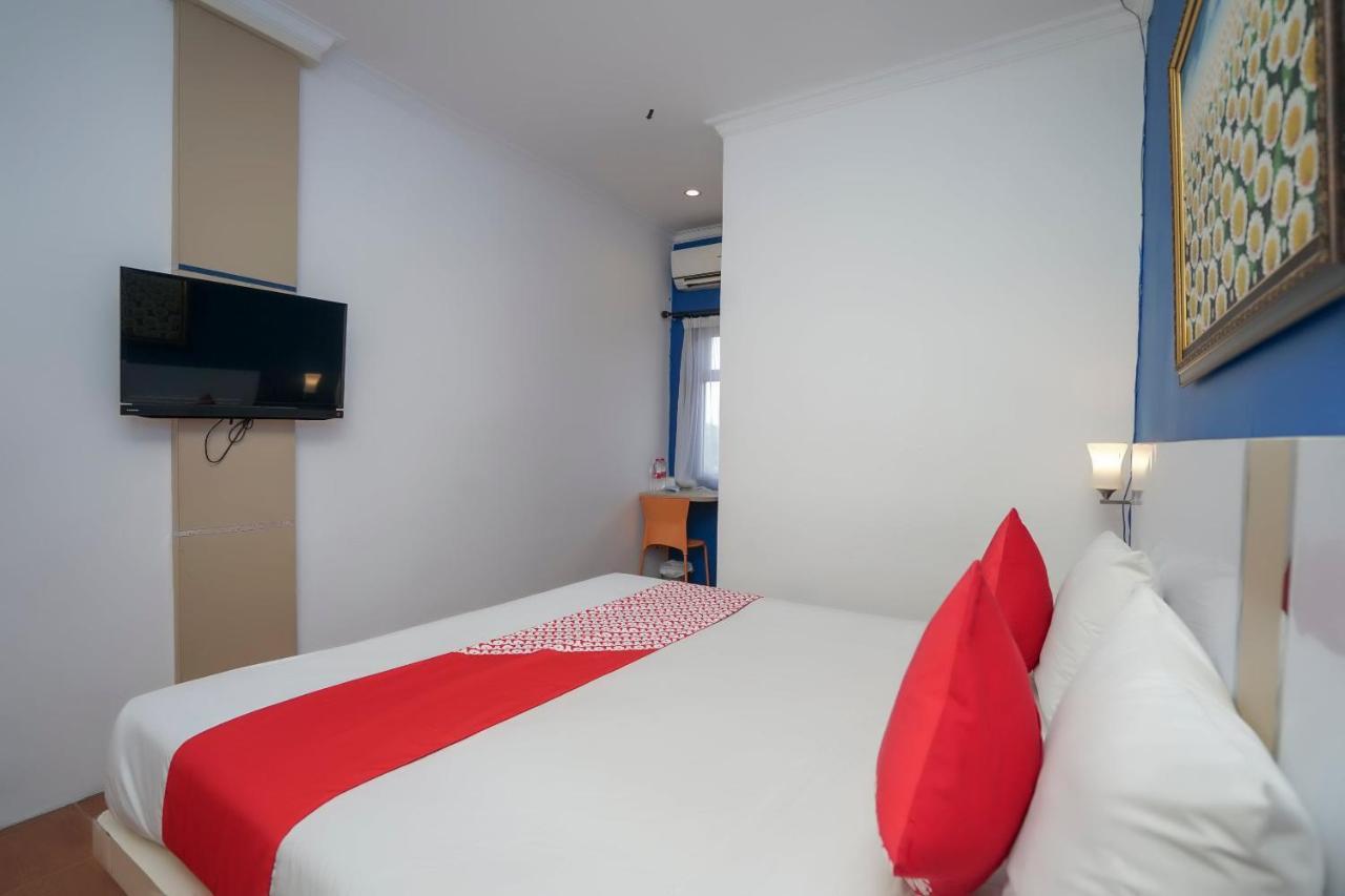 Oyo 575 Blessing Hotel Palembang Exterior photo