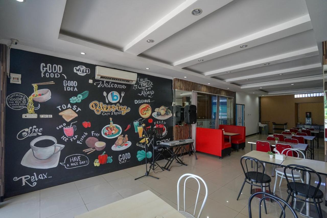 Oyo 575 Blessing Hotel Palembang Exterior photo